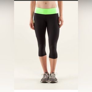 Lululemon Run: Mod Moves Crop
Black /‎ Zippy Green / White Women Size 6